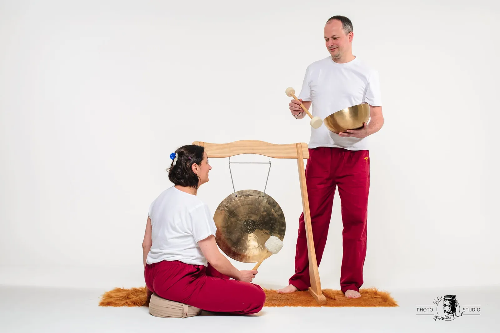 Les tapis disposés en étoile autour du gong, avant un bain sonore.
