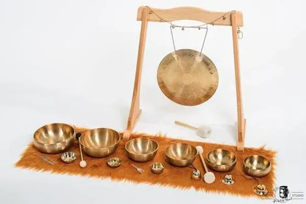 Le gong et les instruments d’un bain sonore