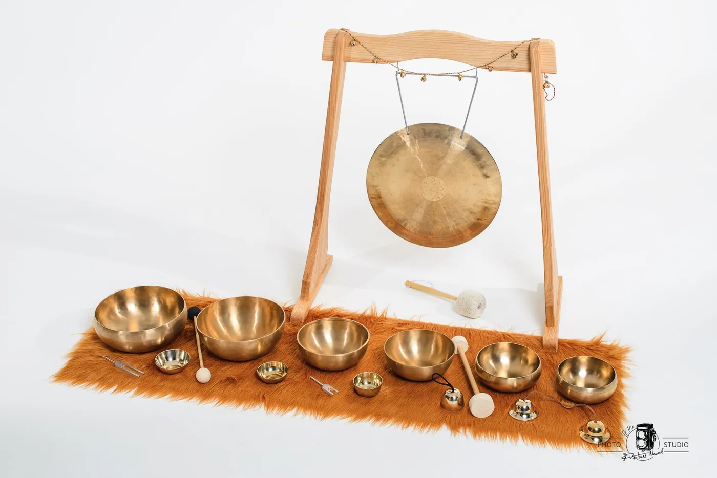 Vue d’ensemble des instruments : gong, bols chantants et cloches.