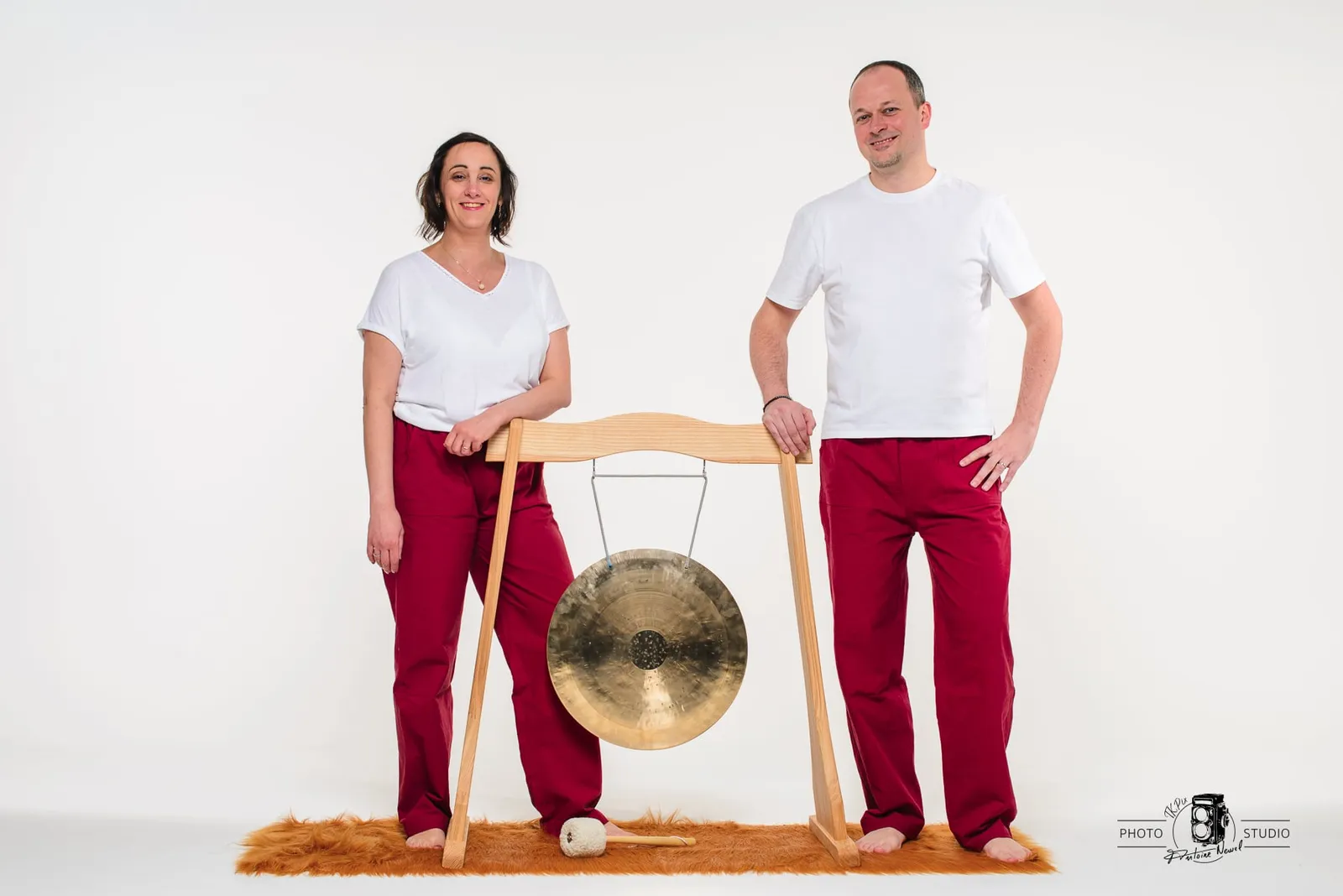 Julien et Nathalie debout de part et d’autre du gong, pendant un bain sonore.