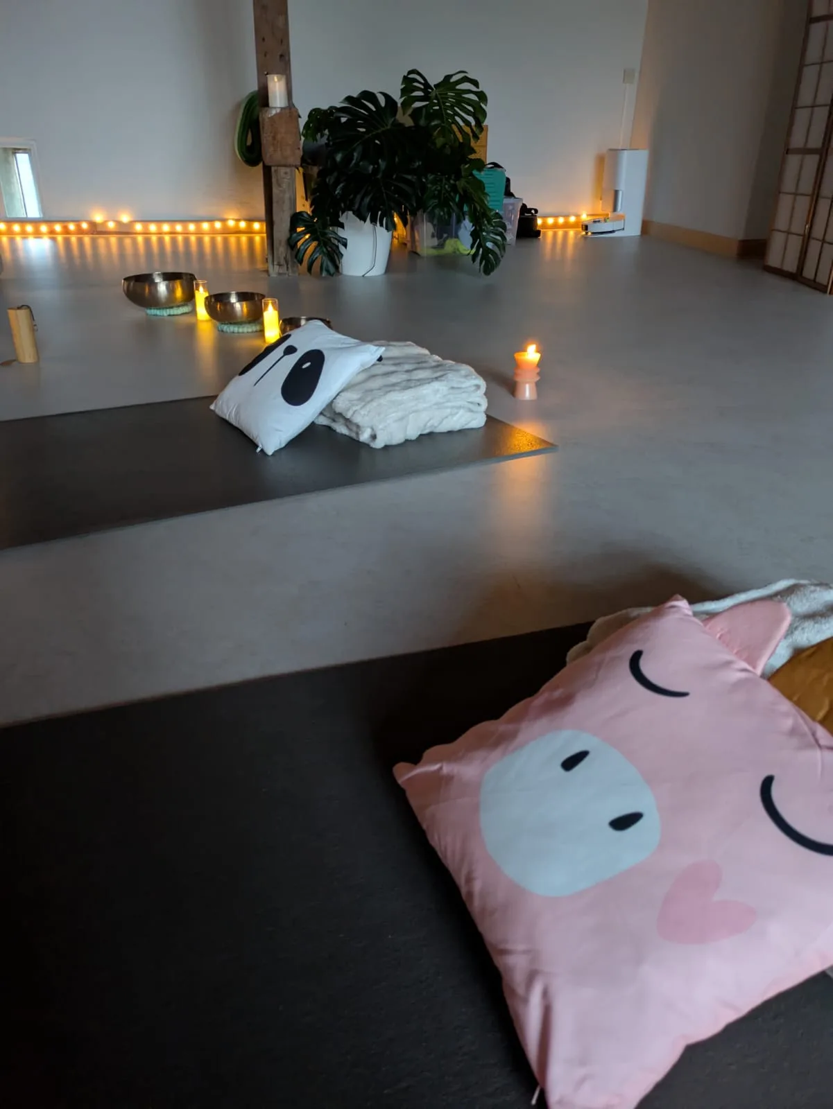 Tapis, coussins et couvertures installés pour le bain sonore.