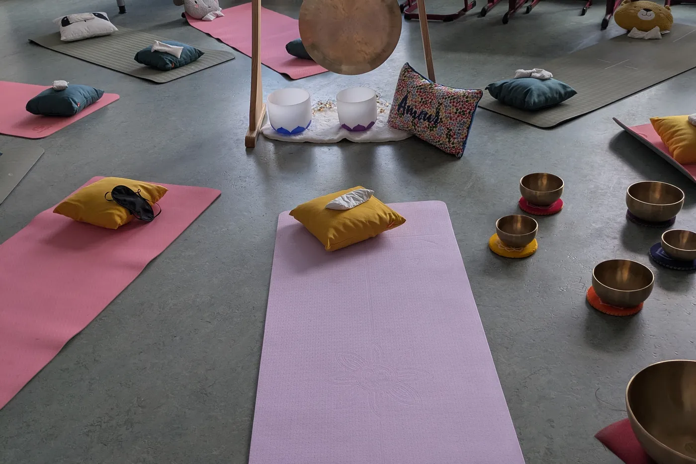 Le gong monté sur son support, au bout des tapis déroulés dans la classe.