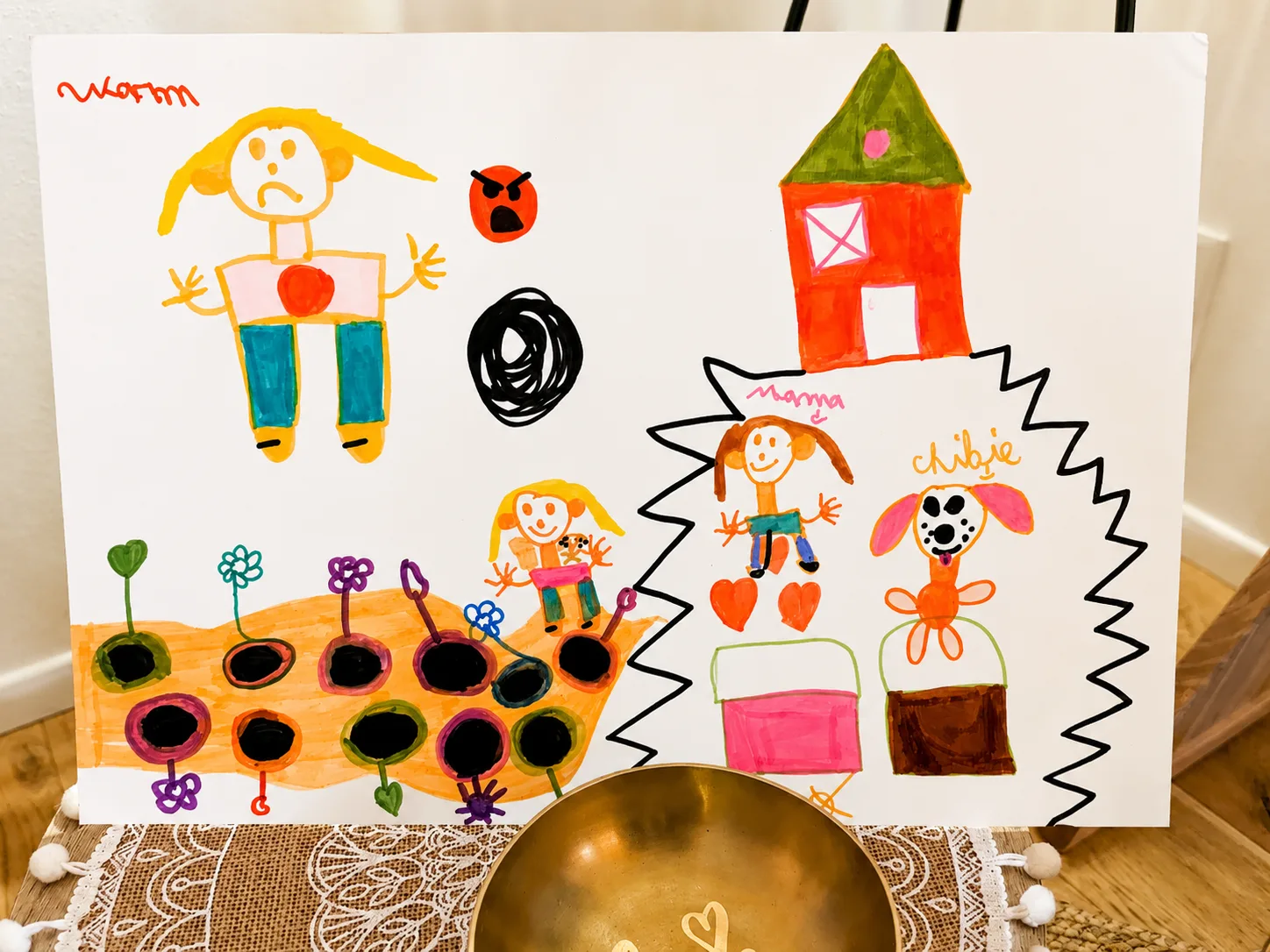 Un dessin d’enfant : une sirène et une danseuse sur scène, entourées de cœurs rouges.