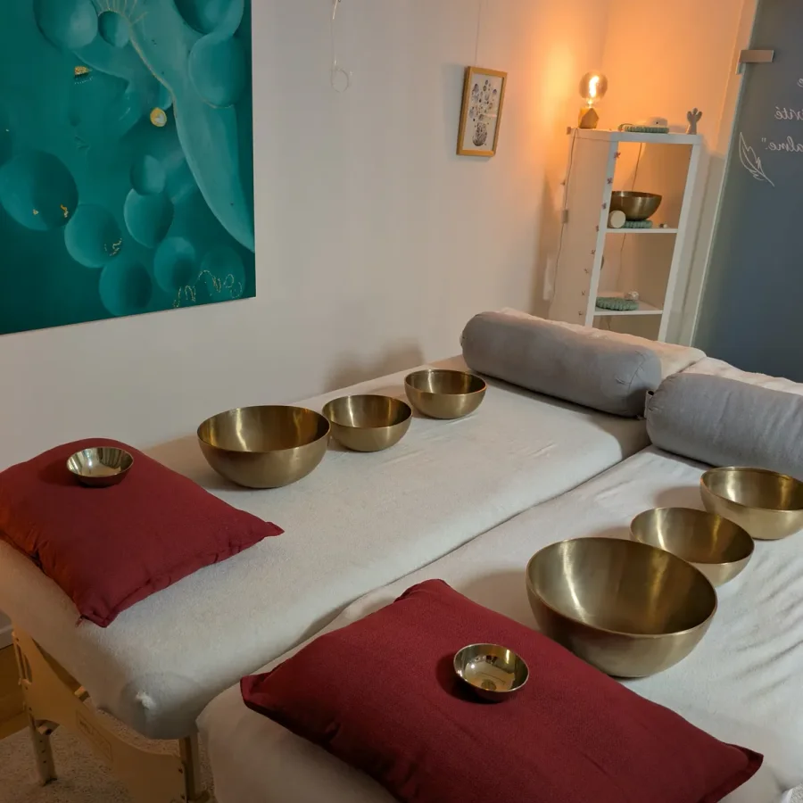 Deux tables côte à côte, chacune avec ses bols et son coussin