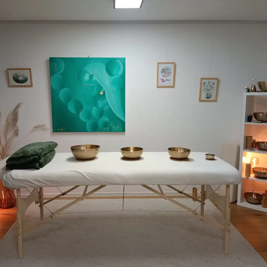 Une table de massage préparée, les bols posés dessus