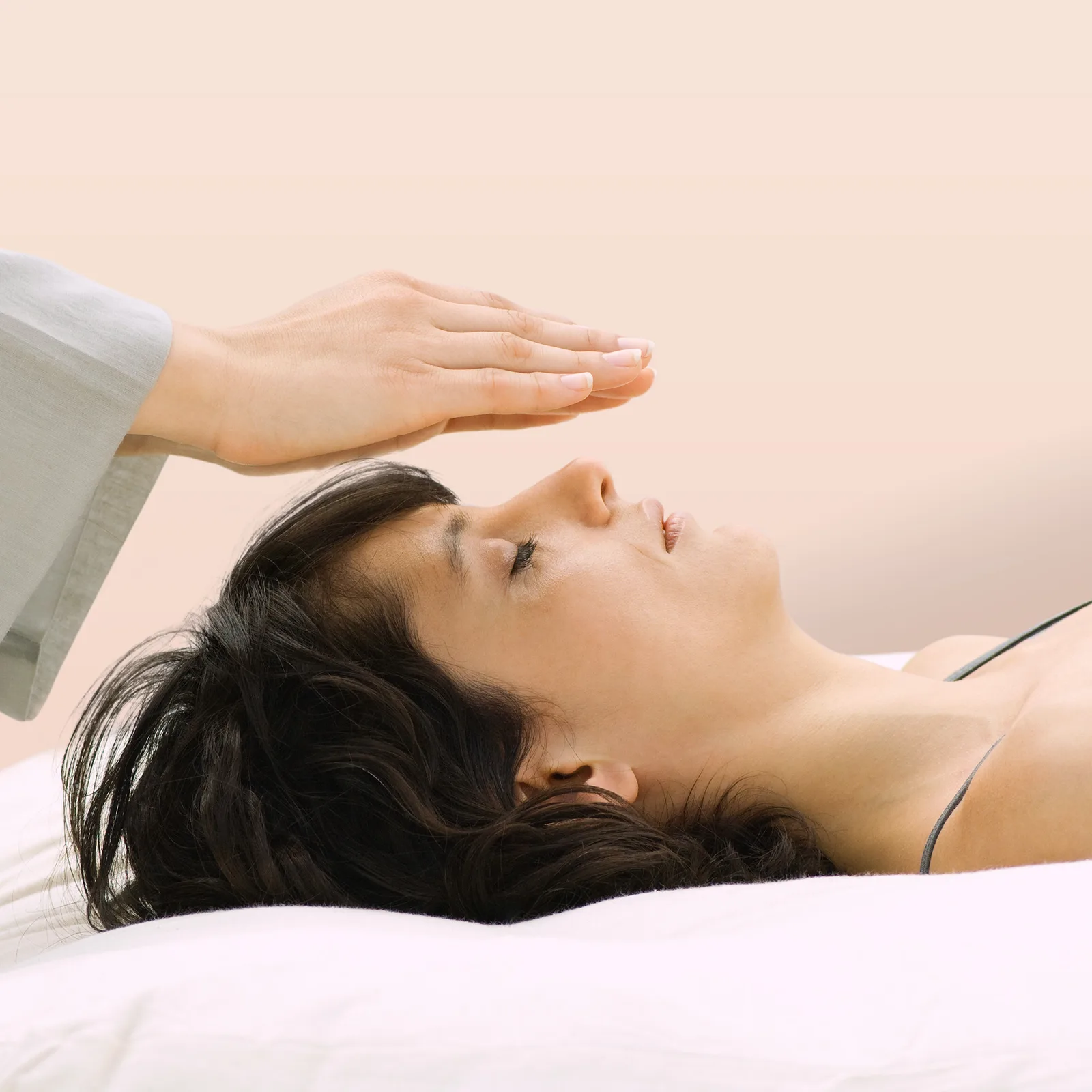Une séance de Reiki : les mains posées, la personne allongée