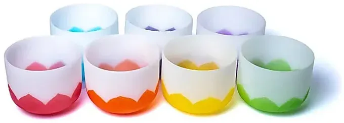 Sept bols de cristal givrés, chacun teinté d’une couleur de chakra
