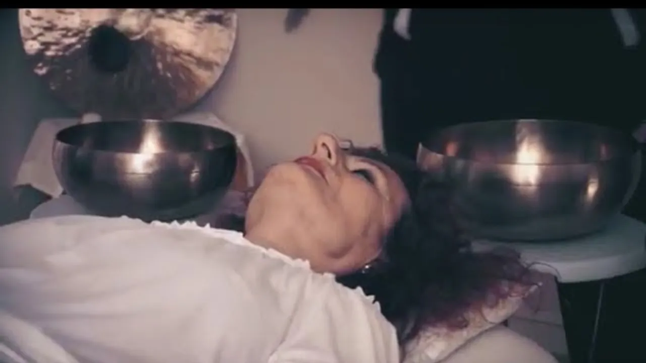 Vidéo : Massage sonore aux bols chantants selon Peter Hess (YouTube)